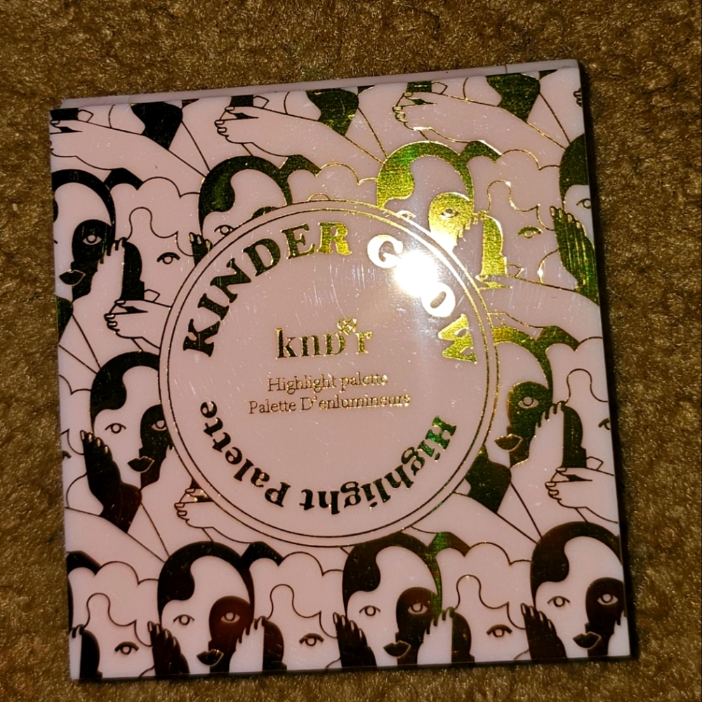 Kinder Glow highlighter palette